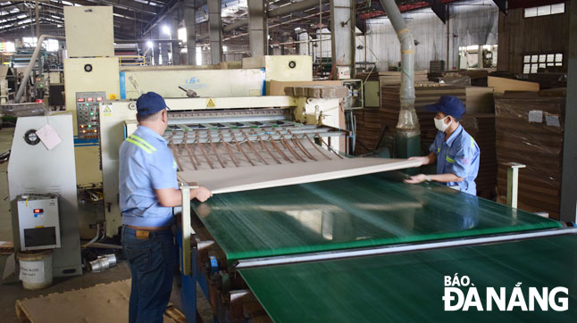 Domestic and foreign investment poured into supporting industries is expected to increase sharply, which will create opportunities to promote local production and business. In this image are workers at the A Chau Architecture and Trading Co., Ltd in the Hoa Khanh Industrial Park, Lien Chieu District, Da Nang. Photo: KHANH HOA